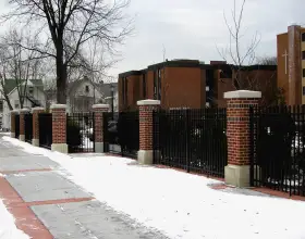 ALUMINUM FENCE WITH PILLARS